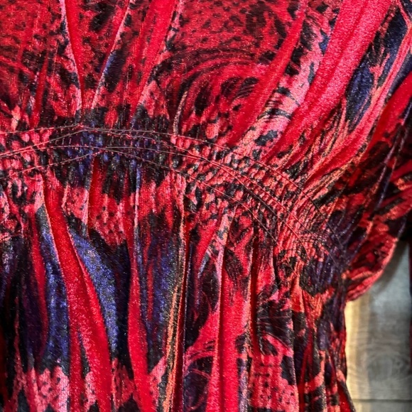 🛍️3/$30 Unity world wear women’s red empire waist  pullover velvet top Large - Picture 6 of 10